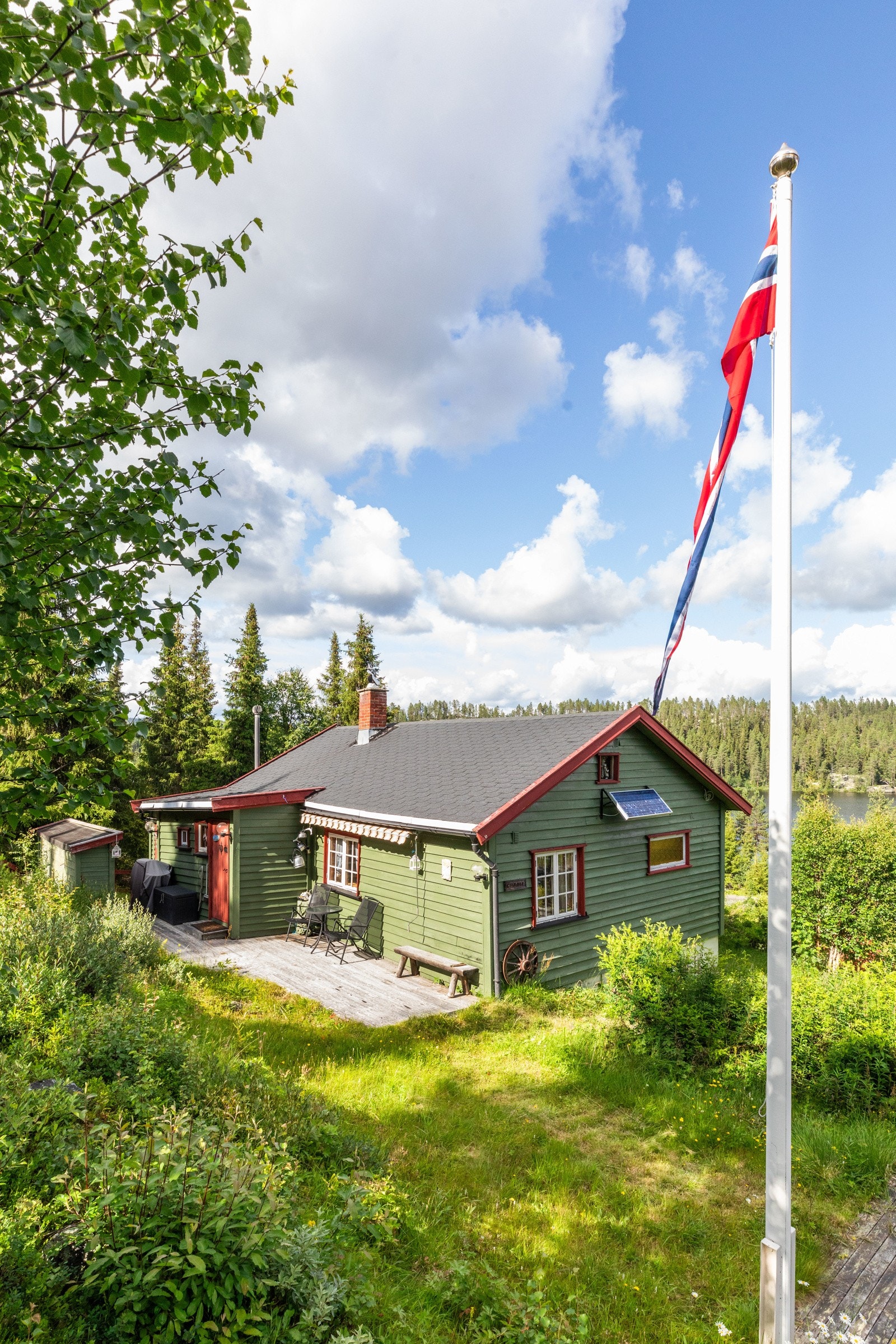 Eiendommen ligger idyllisk til med utsikt mot Pardisfjorden Galleribilde