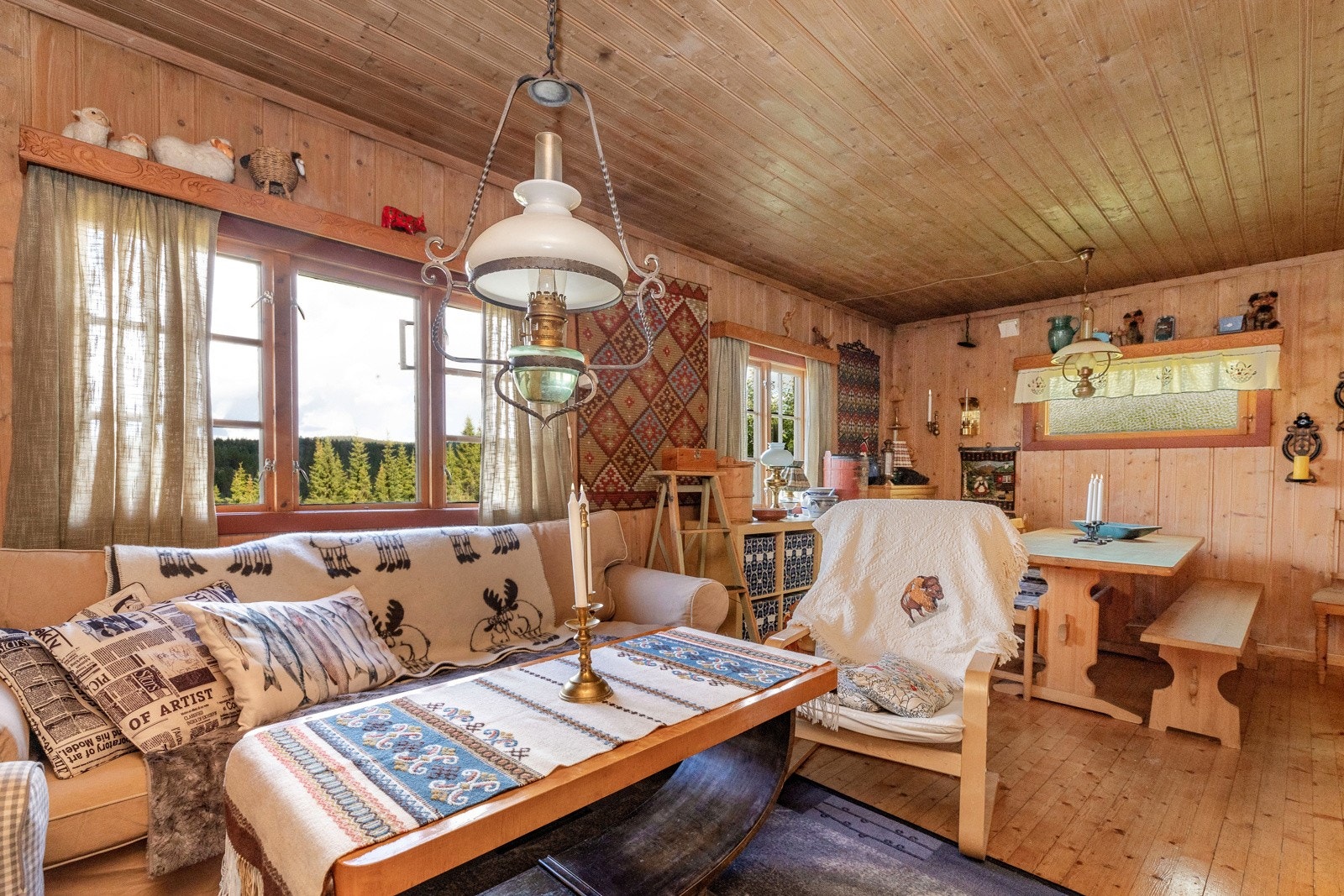 Fra vinduene slippes det inn godt med dagslys Galleribilde