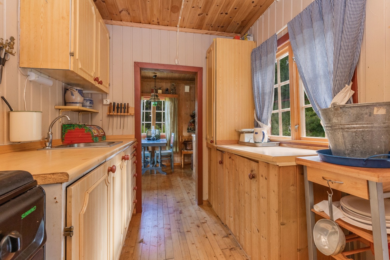 Innredning med profilerte fronter Galleribilde