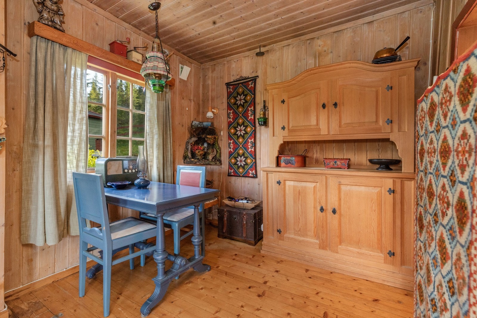 Det er også en spisestuekrok i stuen som derfra har adkomst til kjøkken Galleribilde