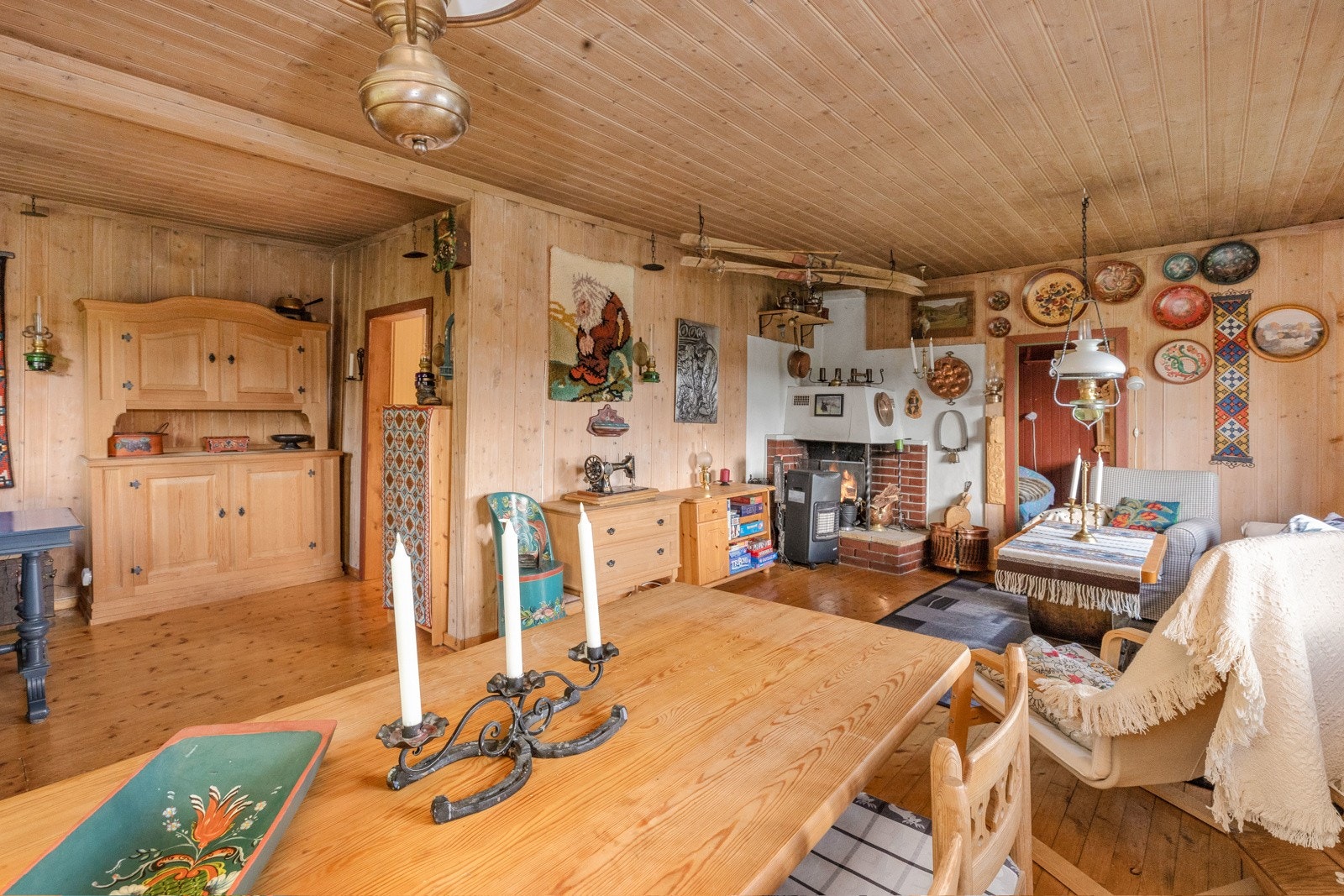 Samle familien til hyggelige måtider på hytta Galleribilde