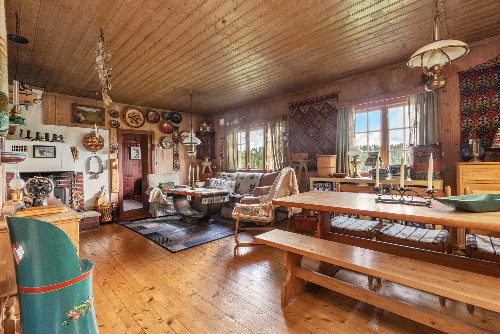 Hytta har stue med plass til spisebord og sofagruppe Galleribilde