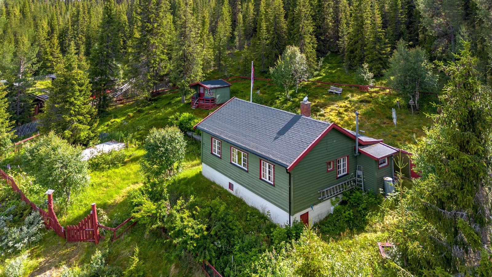 Det er også gåavstand til idylliske Sinnarplassen som har rasteplass, bademuligheter og samlingspunkt for hyttefolket Galleribilde