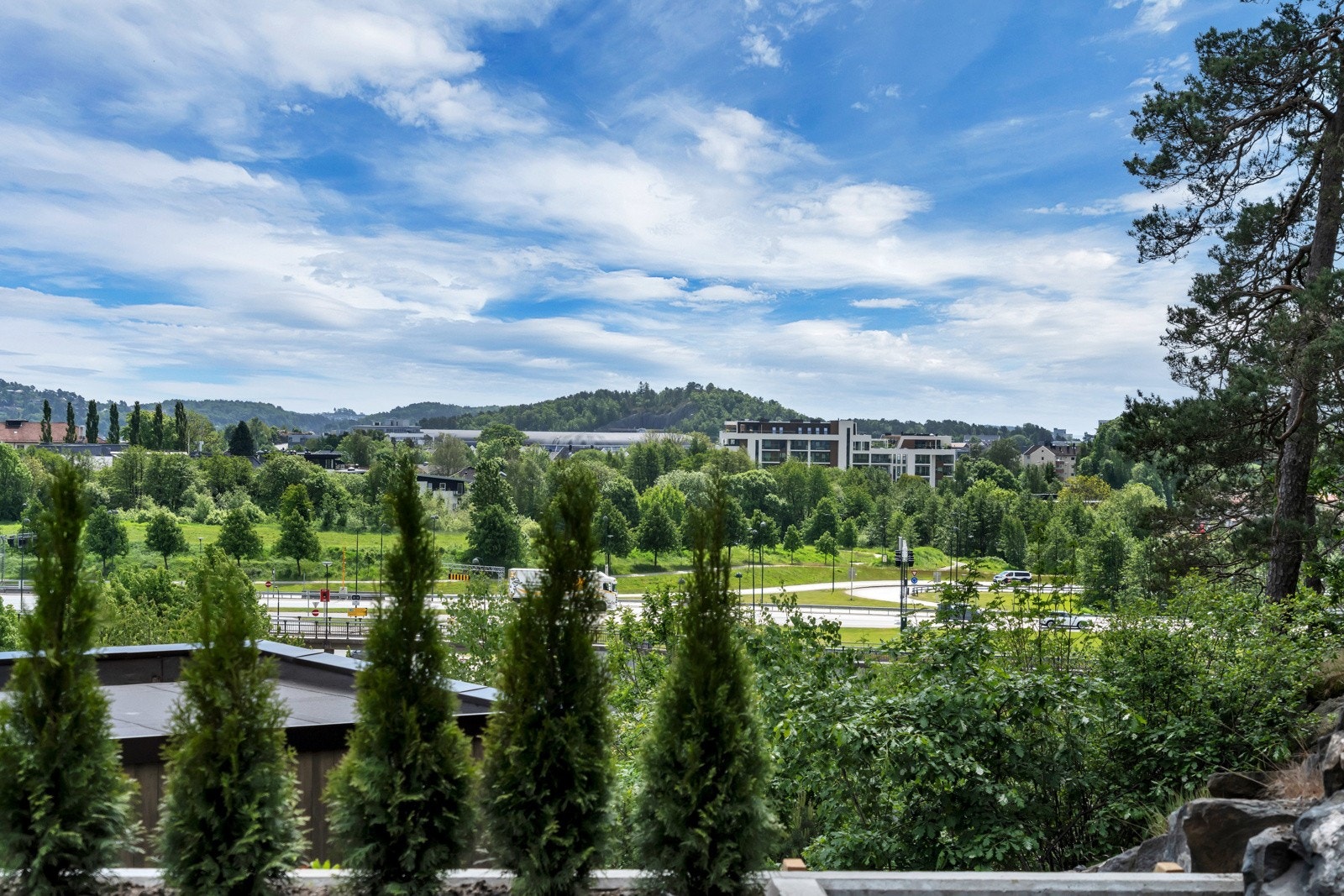 Sydøstvendt utsikt og fritt utsyn over Bjørndalssletta, Marvika, Lund etc. Galleribilde