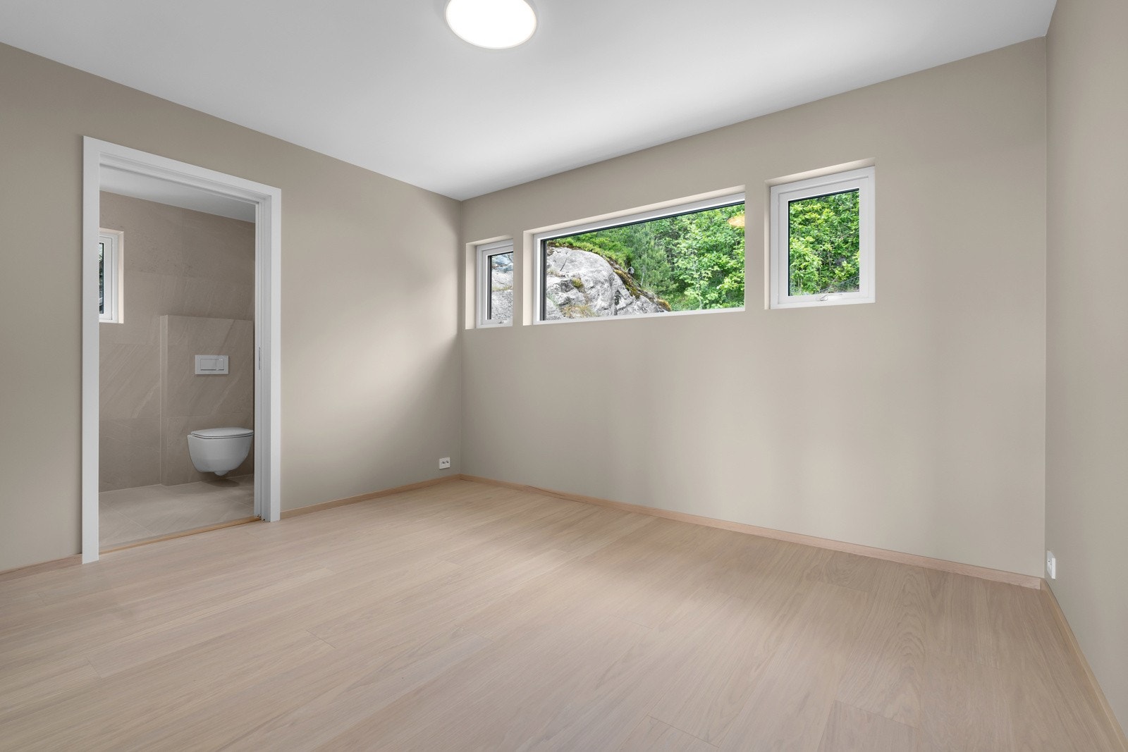 Stort hovedsoverom med direkte adkomst til bad. Galleribilde