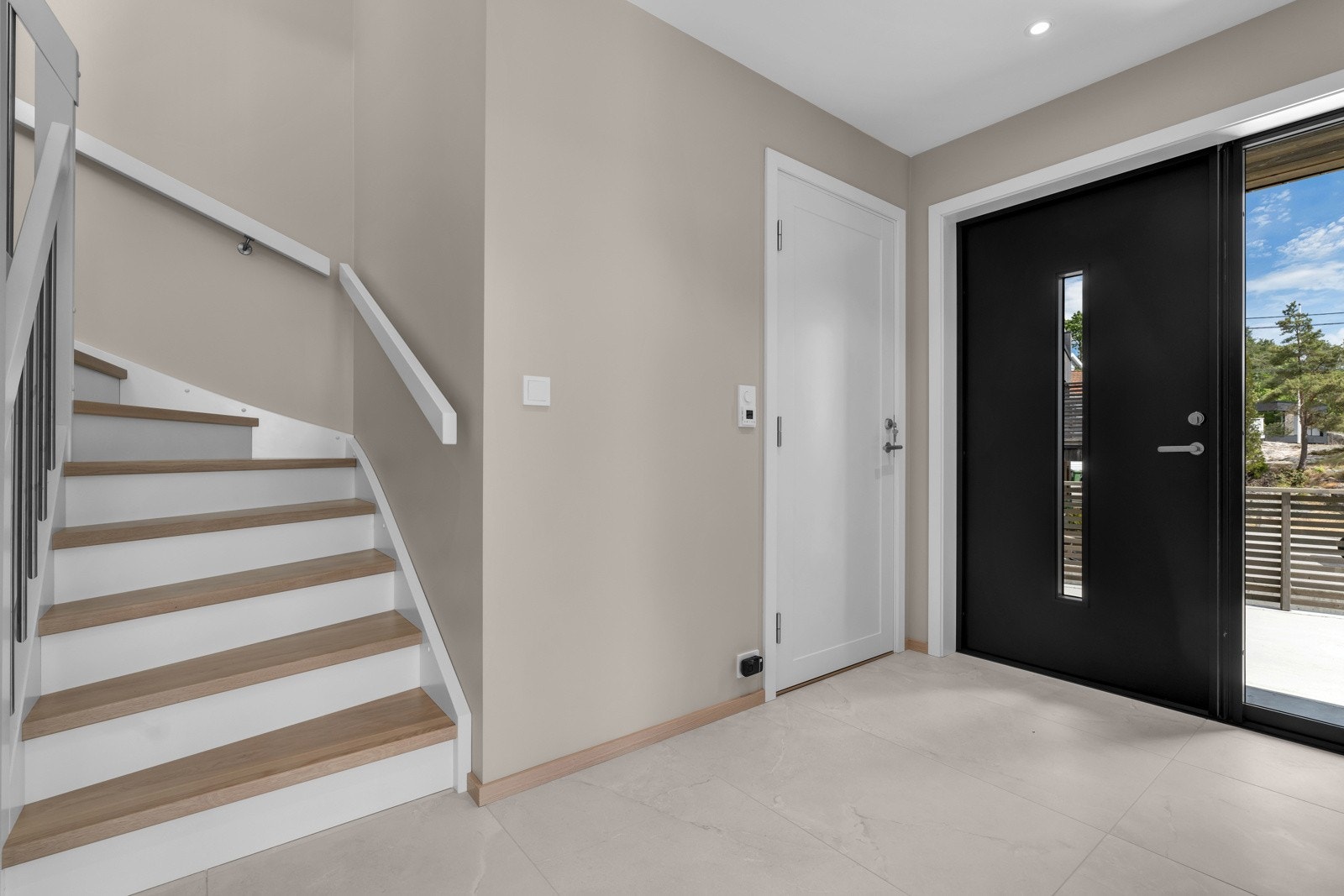 Lys og romslig entré til hoveddel. Galleribilde