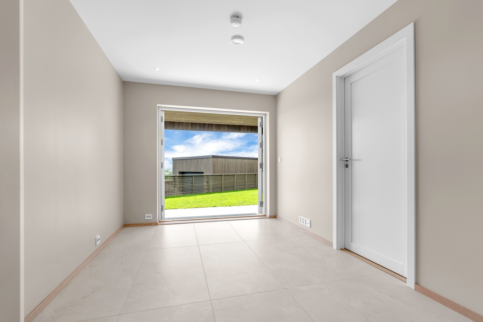 Tv-stue i u.etg med doble glassdører ut til tomten. Galleribilde