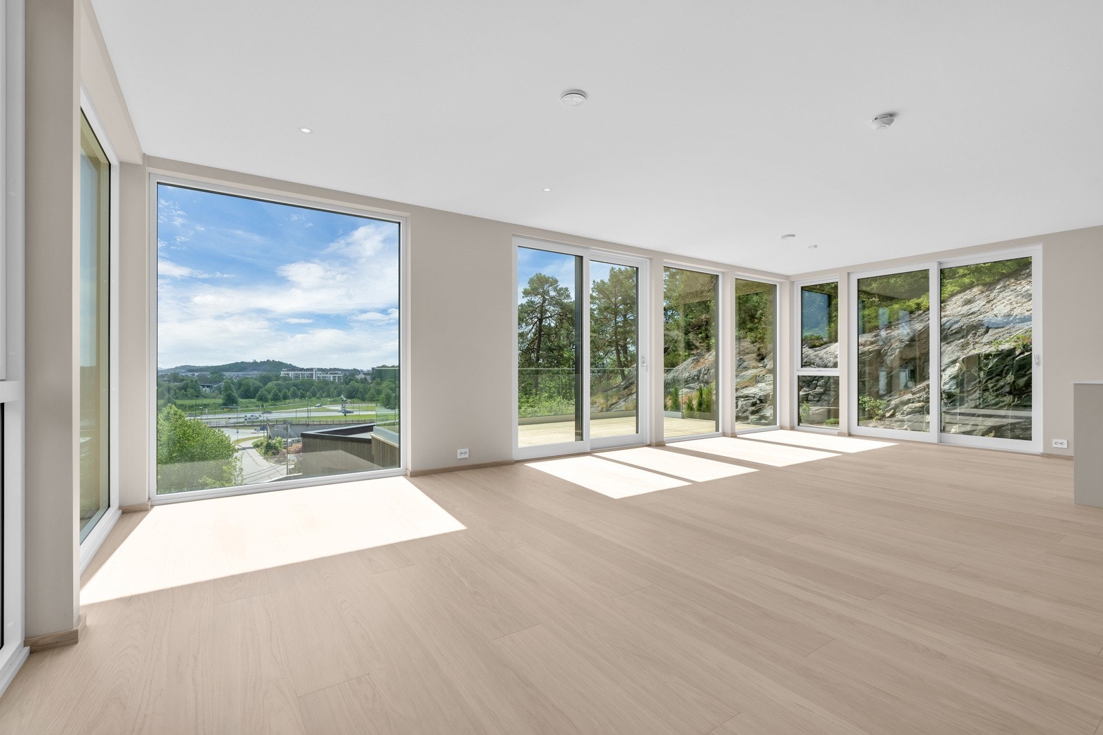 Romslig stue med store vindusflater mot tre himmeleretninger. Galleribilde