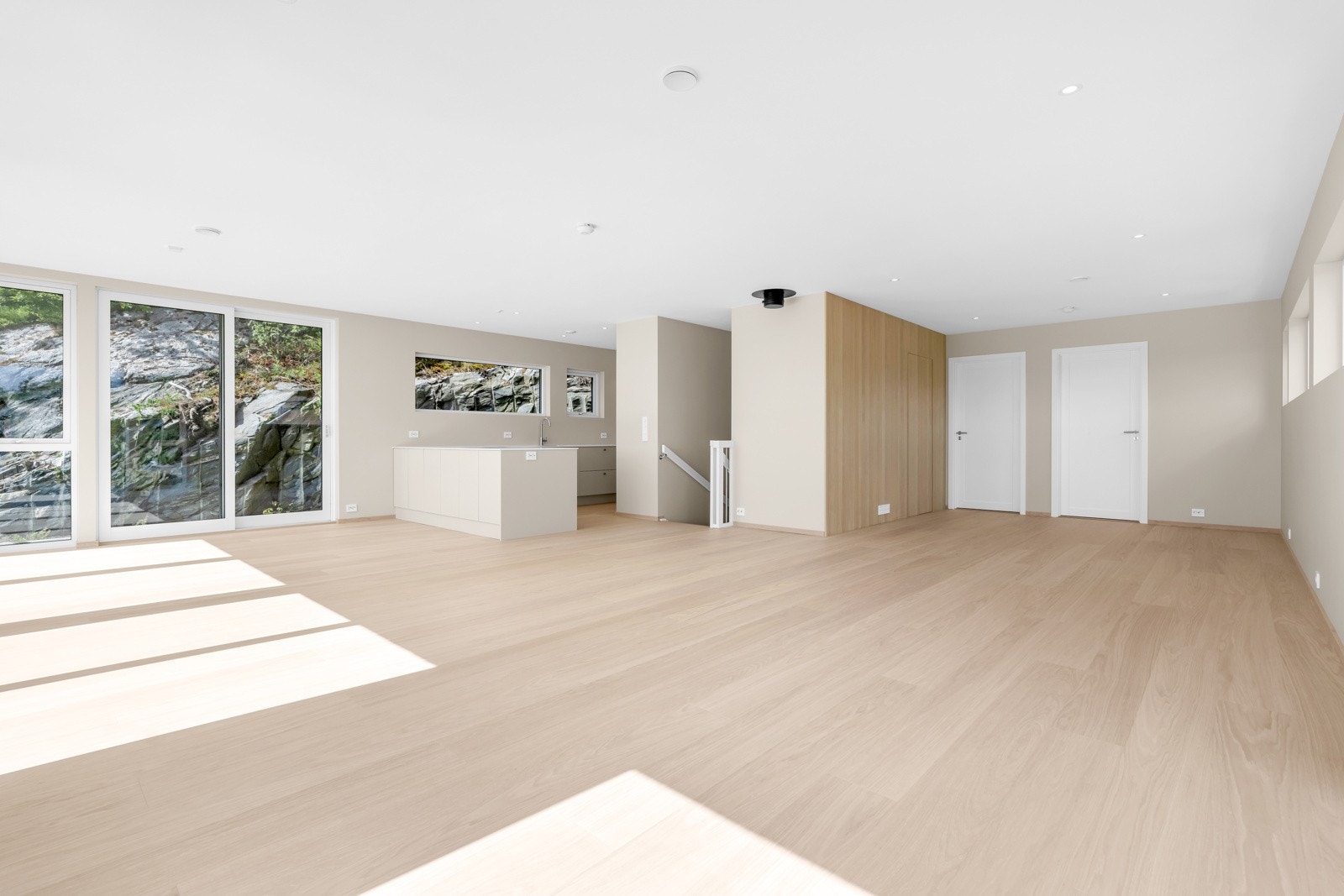 De nøytrale overflatene gir et godt utgangspunkt for ulike interiørstiler, og gjør det enkelt å skape sin egen personlige stil. Galleribilde