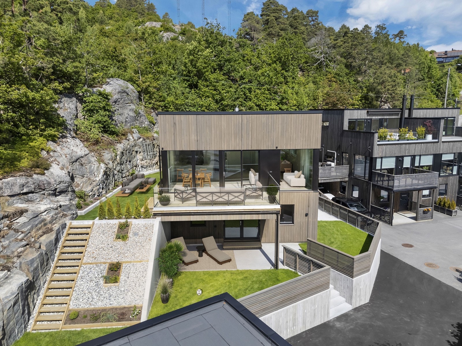 Særdeles pent og påkostet tomt med flere uteplasser. (Digitalstylet med utemøbler) Galleribilde