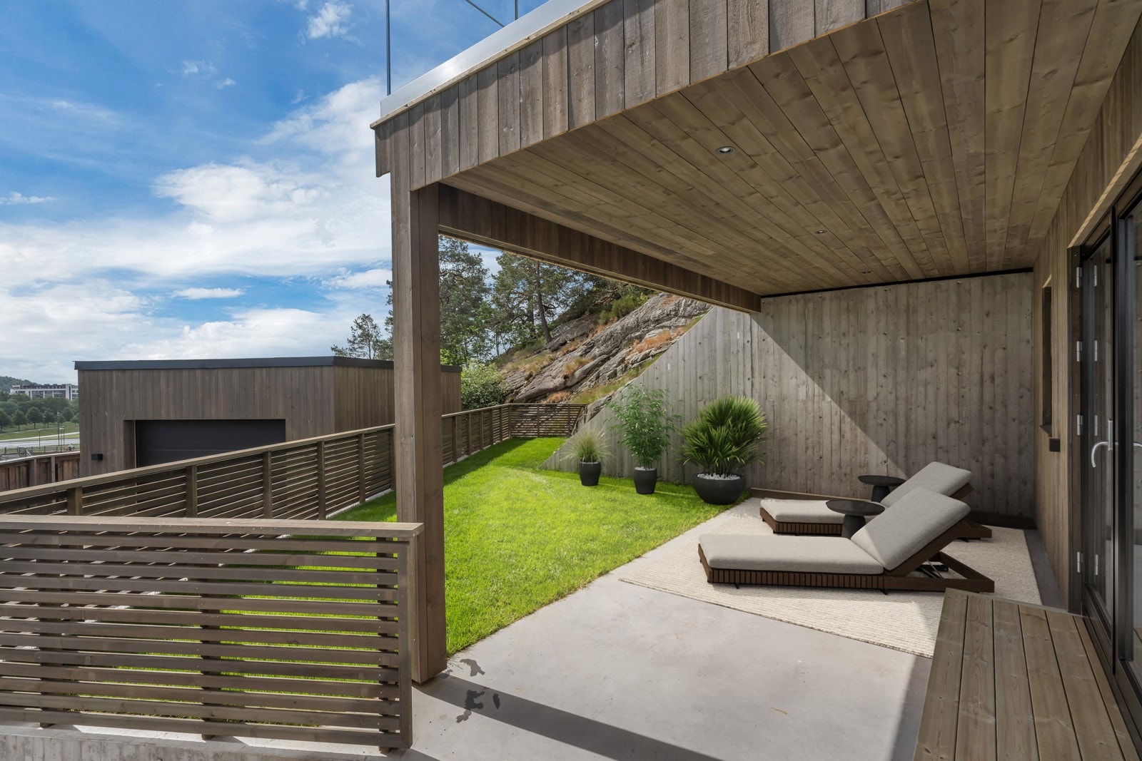 Sydøstvendt platting og gressplen med utgang fra TV-stue i u.etg. Galleribilde