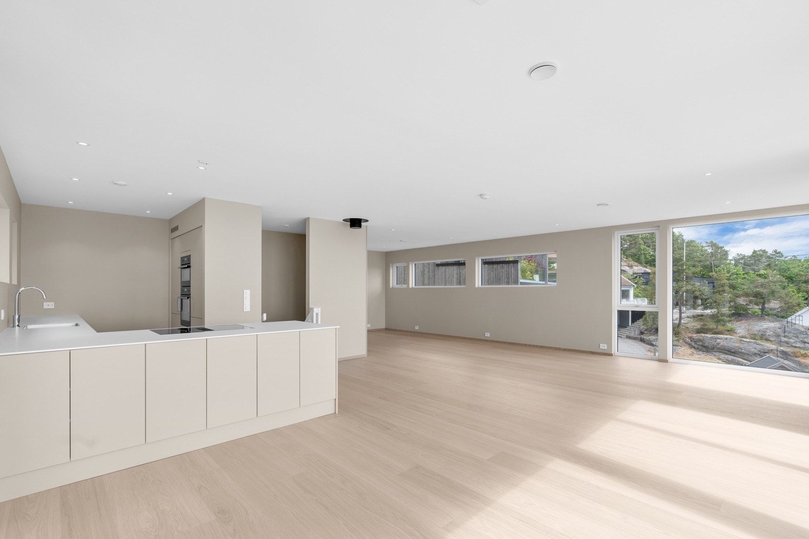 Det er rikelig med oppbevaring og arbeidsflater på kjøkkenet. Galleribilde