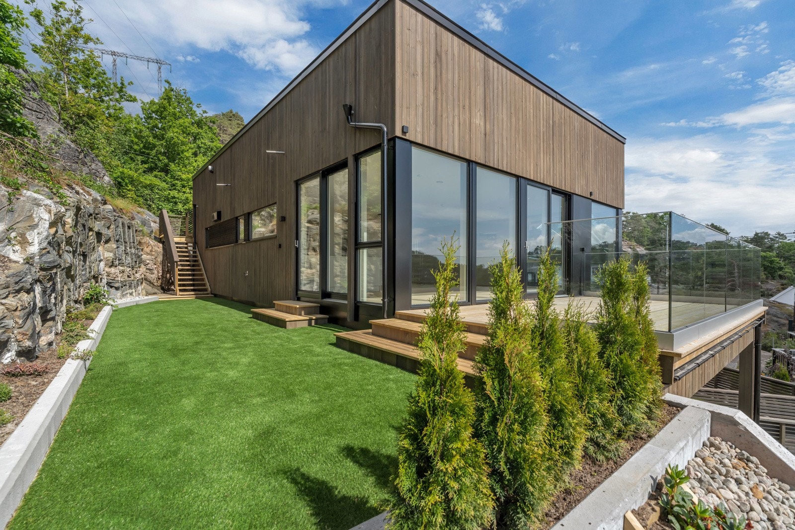 Sydvendt og totalt usjenert uteareal på syd/sydøst/sydvest siden av hovedetasjen. Galleribilde