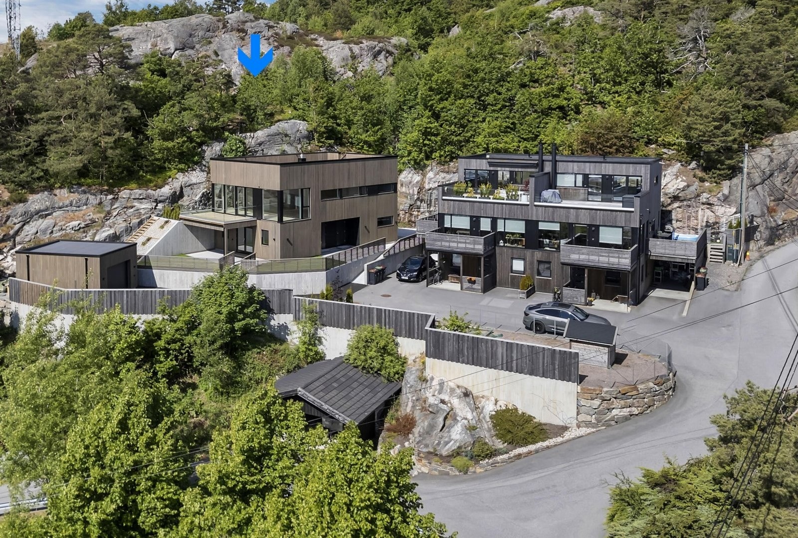 Boligen ligger innerst i blindvei og grenser til friareal på Presteheia. Galleribilde