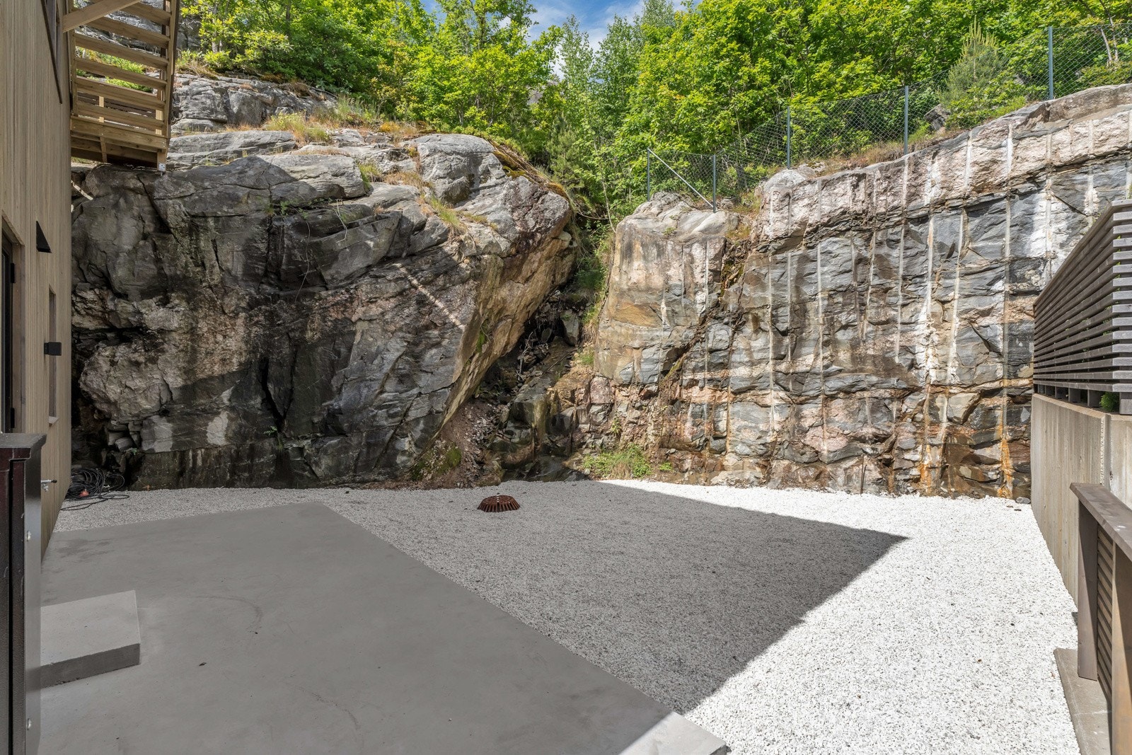 Del av tomten på nordsiden av boligen. Galleribilde