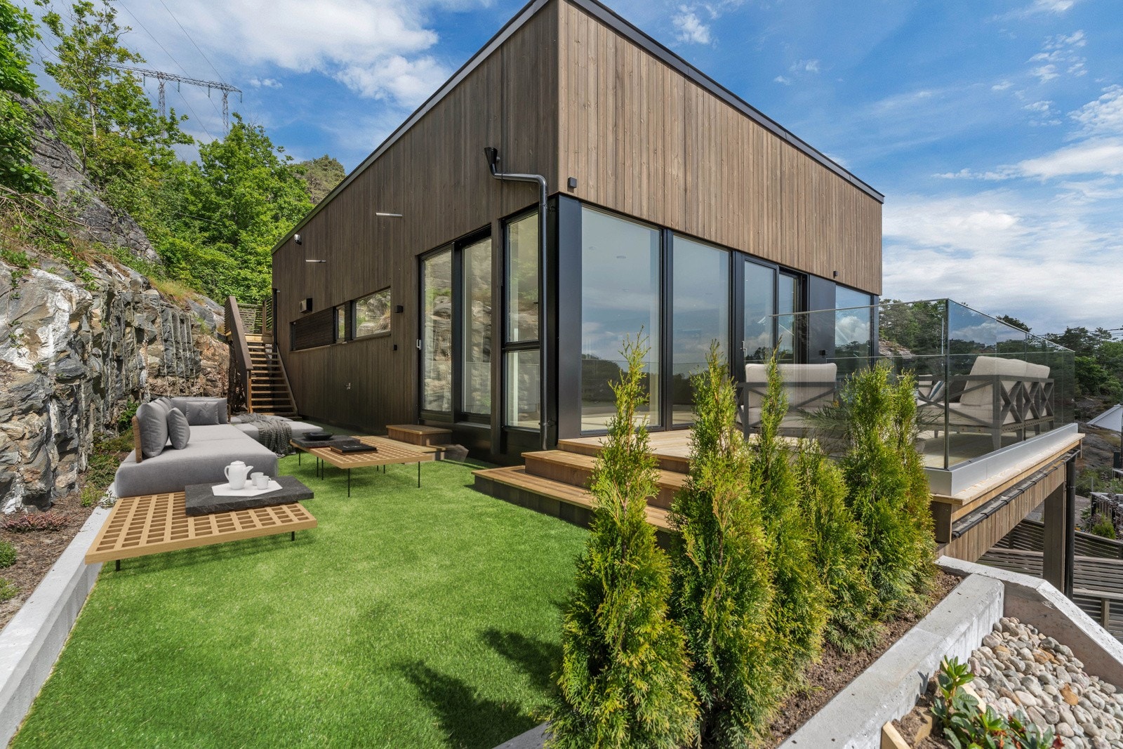 Sydvendt og totalt usjenert uteareal på syd/sydøst/sydvest siden av hovedetasjen. (Digitalstylet med utemøbler) Galleribilde