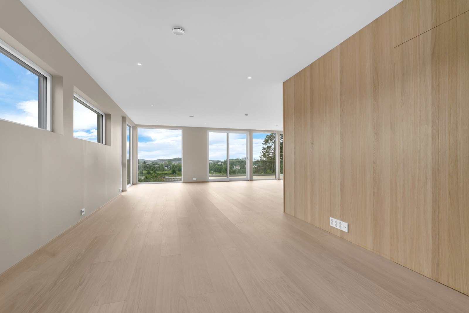 På gulvet ligger et stilrent og slitesterkt 1-stavs herdet tregulv fra Bjelin. Galleribilde