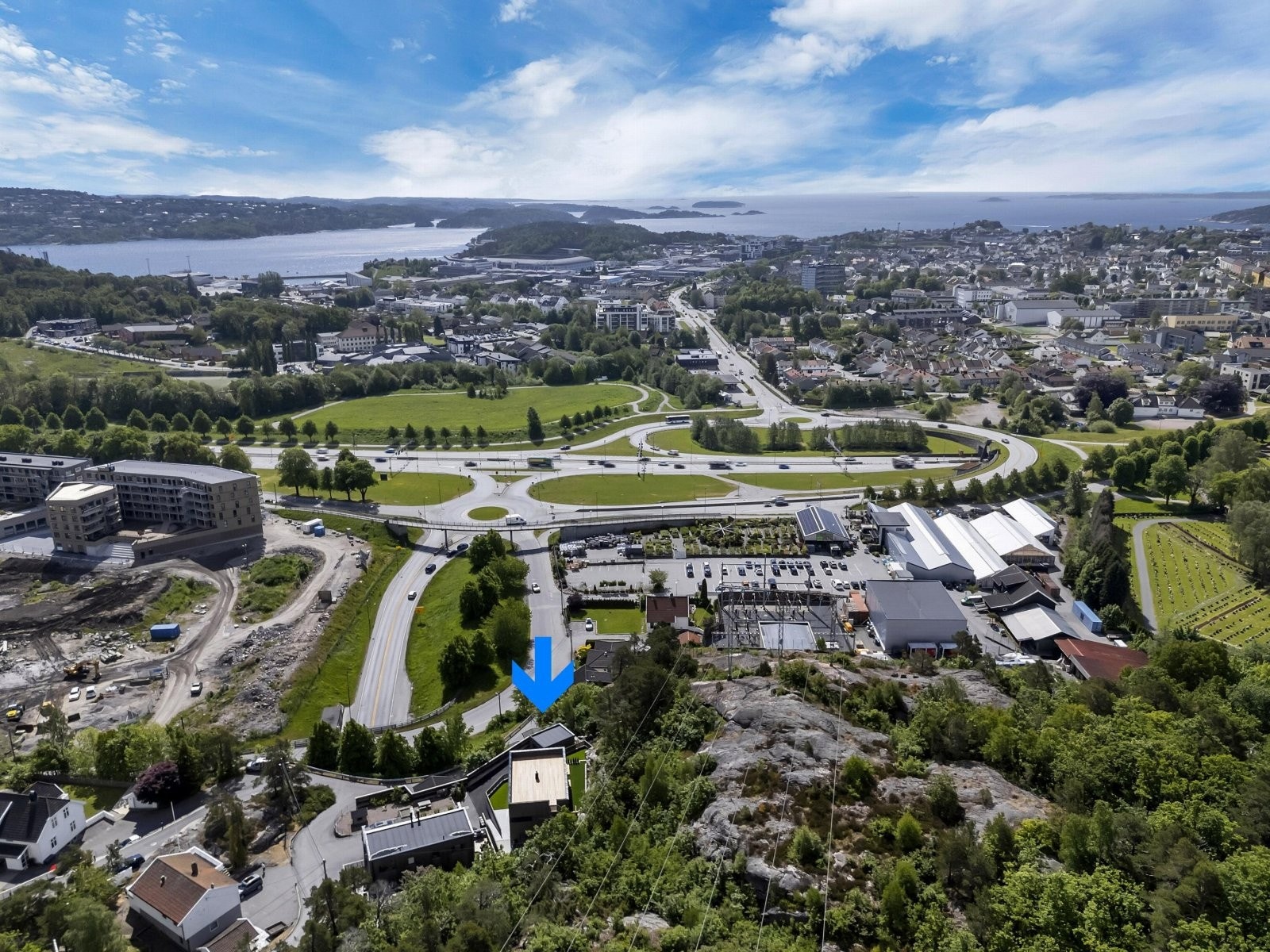 Boligen ligger nederst i Bjørnebakken med kort avstand til alle fasiliteter. Galleribilde