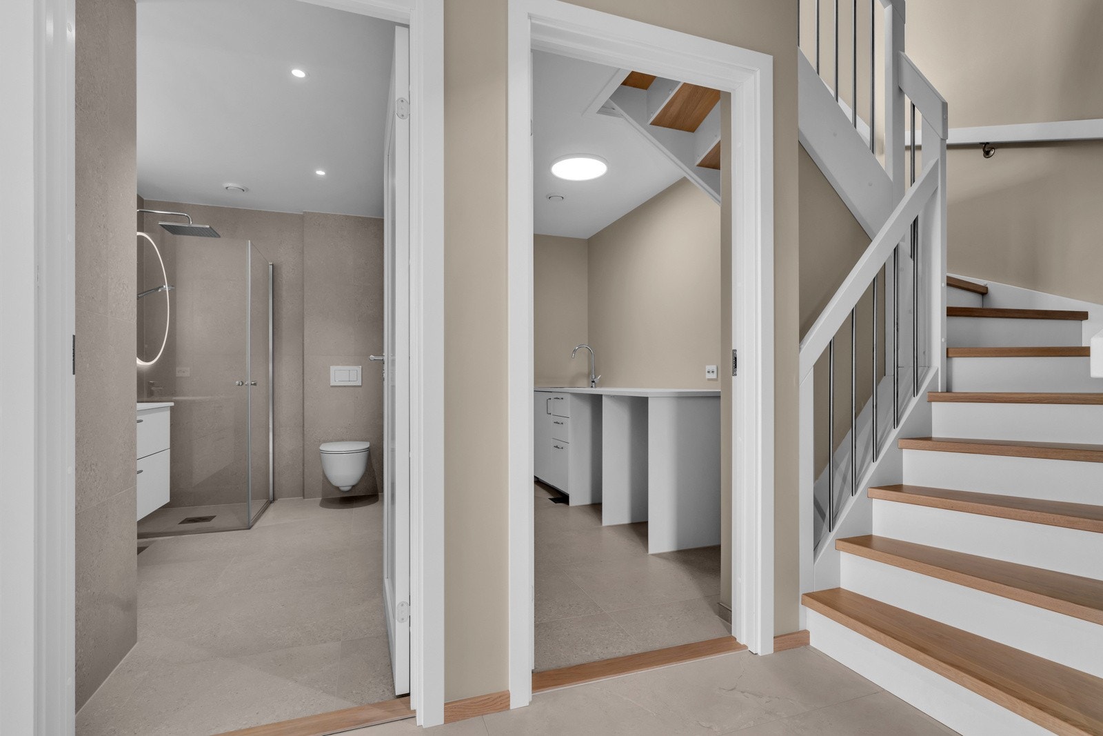 Entré/trappegang med adkomst til bad og vaskerom/teknisk rom/bod. Galleribilde