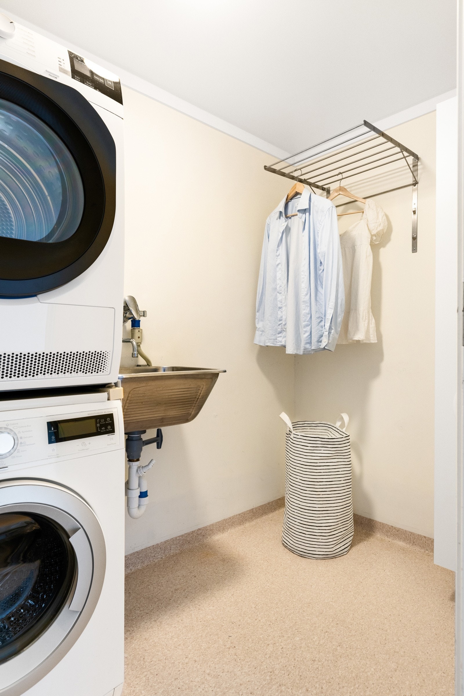 Et dedikert rom til klesvasken er skikkelig hverdagsluksus. Flere i tilsvarende rekkehus har satt inn dusj og toalett her og gjort det om til et baderom. Galleribilde