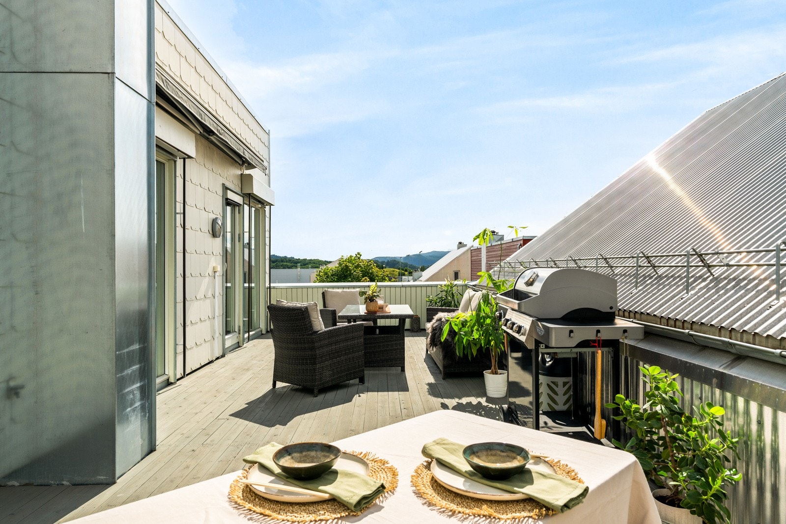 Fra loftstuen er det utgang til en stor og eksklusiv takterrasse på 37 kvm med god plass for hagemøblement og grill. Galleribilde