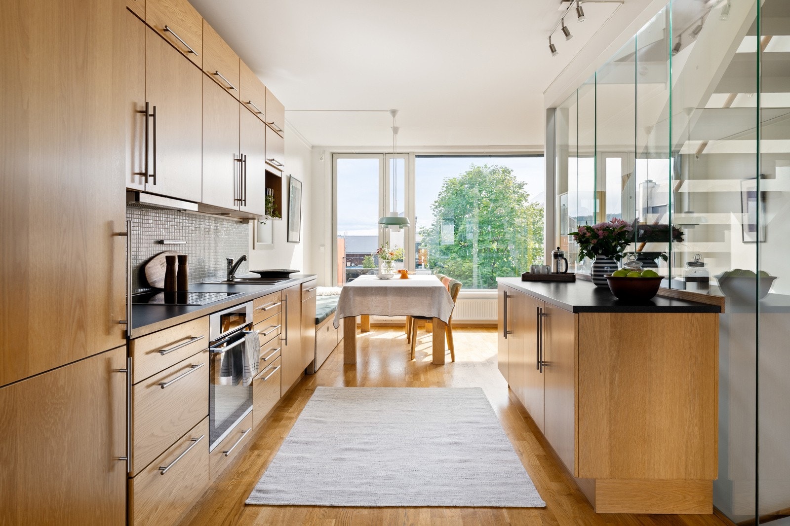 Boligen er innredet med et klassisk kjøkken med rikelig lagringsplass. Det er medfølgende hvitevarer i form av kjøleskap, stekeovn, platetopp og oppvaskmaskin. Galleribilde