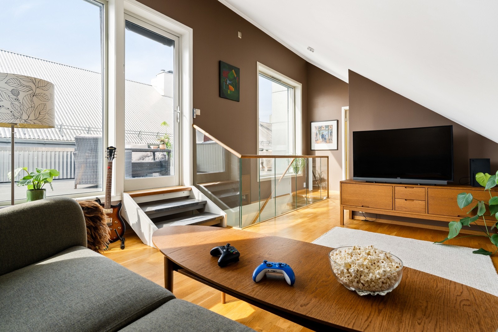 Stuen er av romslig karakter og gir ekstra boltreplass for hele familien. Det er installert utvendig solskjerming på alle vindu mot vest. Galleribilde