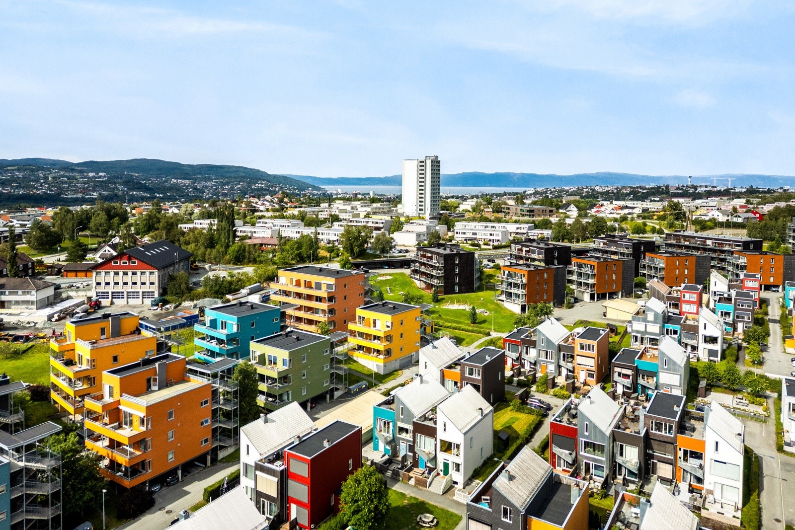 Området byr på et godt kollektivtilbud, nærhet til helårs turterreng, samt et rikt utvalg dagligvare- og servicefunksjoner. Galleribilde