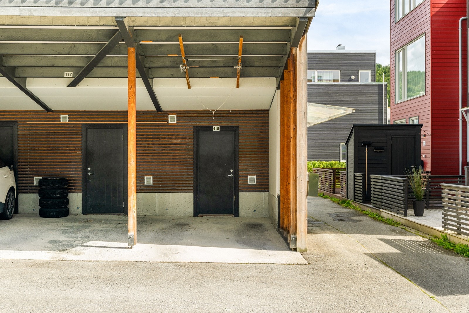 Rekkehuset har egen plass i carport rett ved boligen. I bakkant disponerer man en bod på 5 kvm. Flere felles ladestasjoner for el-bil i borettslaget Galleribilde