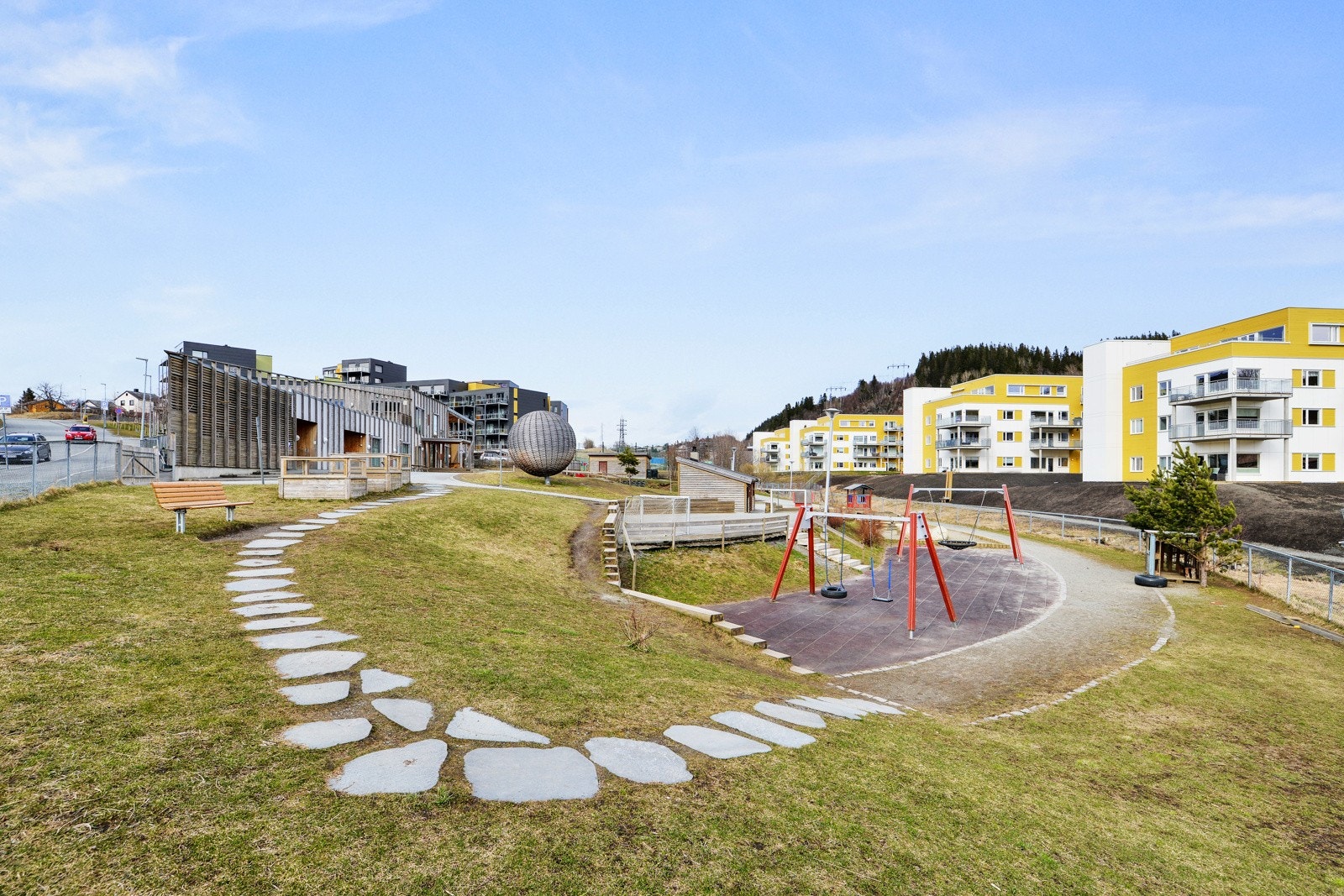 For de minste barna ligger både Kastbrekka barnehage og Stubban barnehage innen 5 minutters gange. Galleribilde