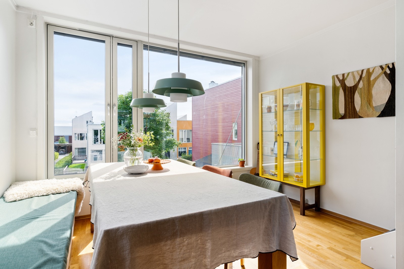 Oppholdsrommet oppleves særdeles lyst og luftig, med store vindusflater på begge yttervegger. Det er utvendig solskjerming på vinduene mot sør. Galleribilde