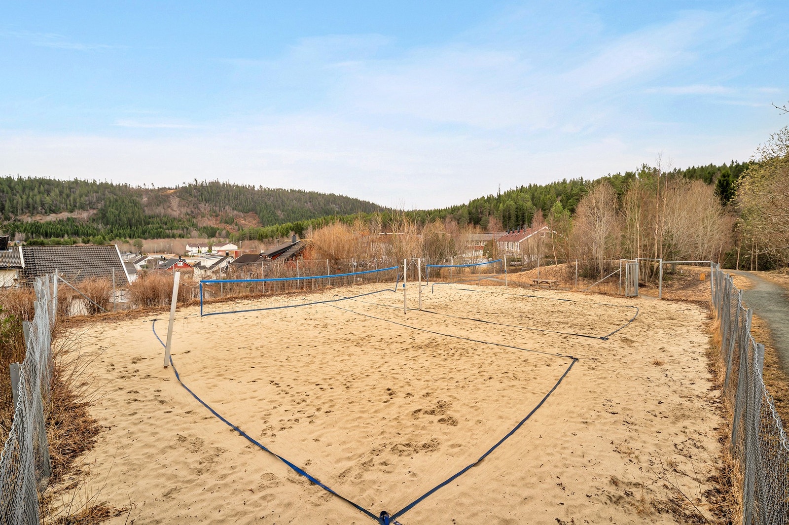 Sandvolleyballbanen ligger bare et steinkast unna. Galleribilde