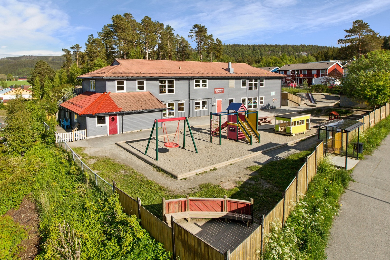 Barnehage, barneskole og ungdomsskole er å finne i umiddelbar nærhet. Galleribilde