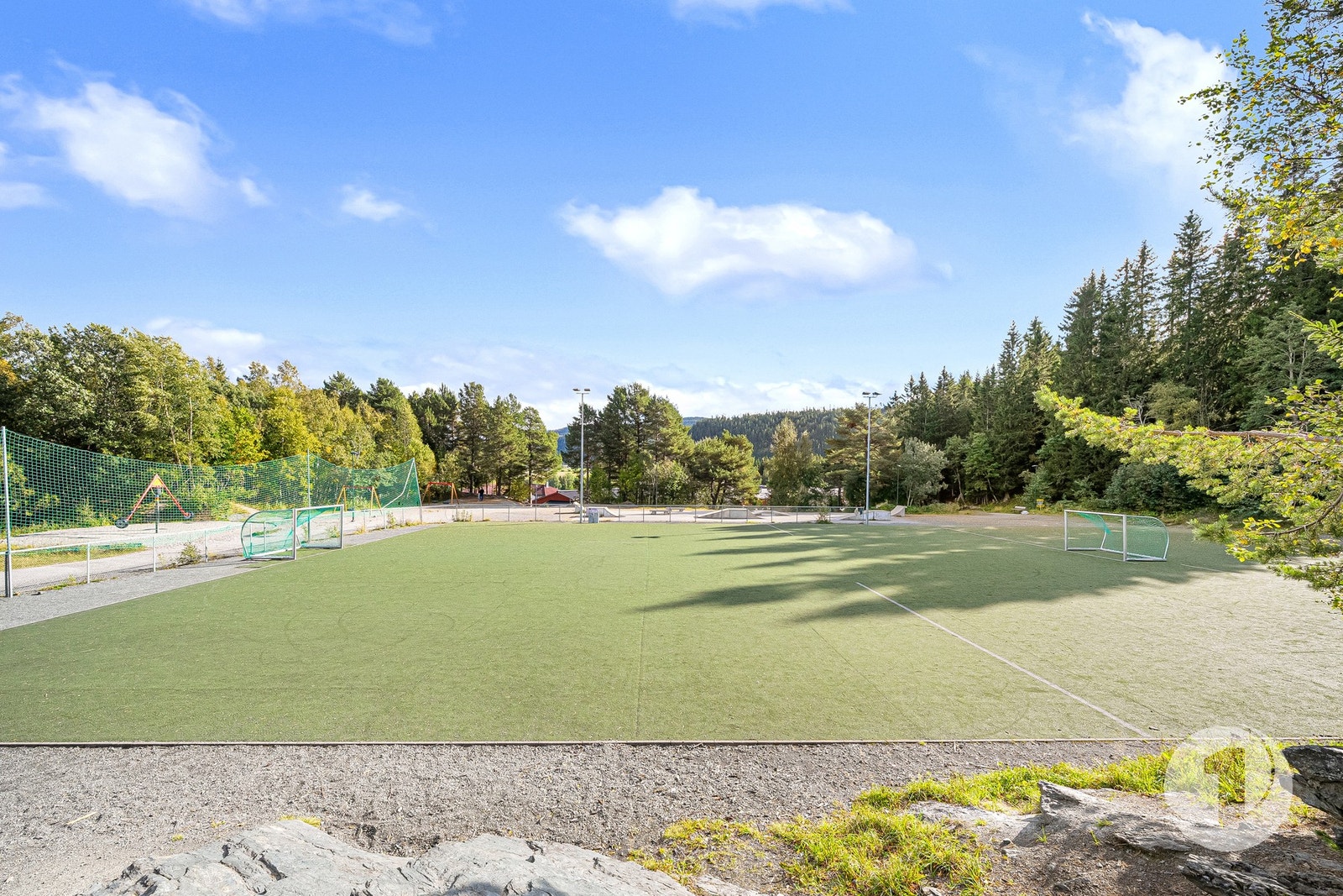 Mellom barneskolen- og ungdomsskolen finnes det en herlig aktivitetsplass for barn- og unge. Galleribilde