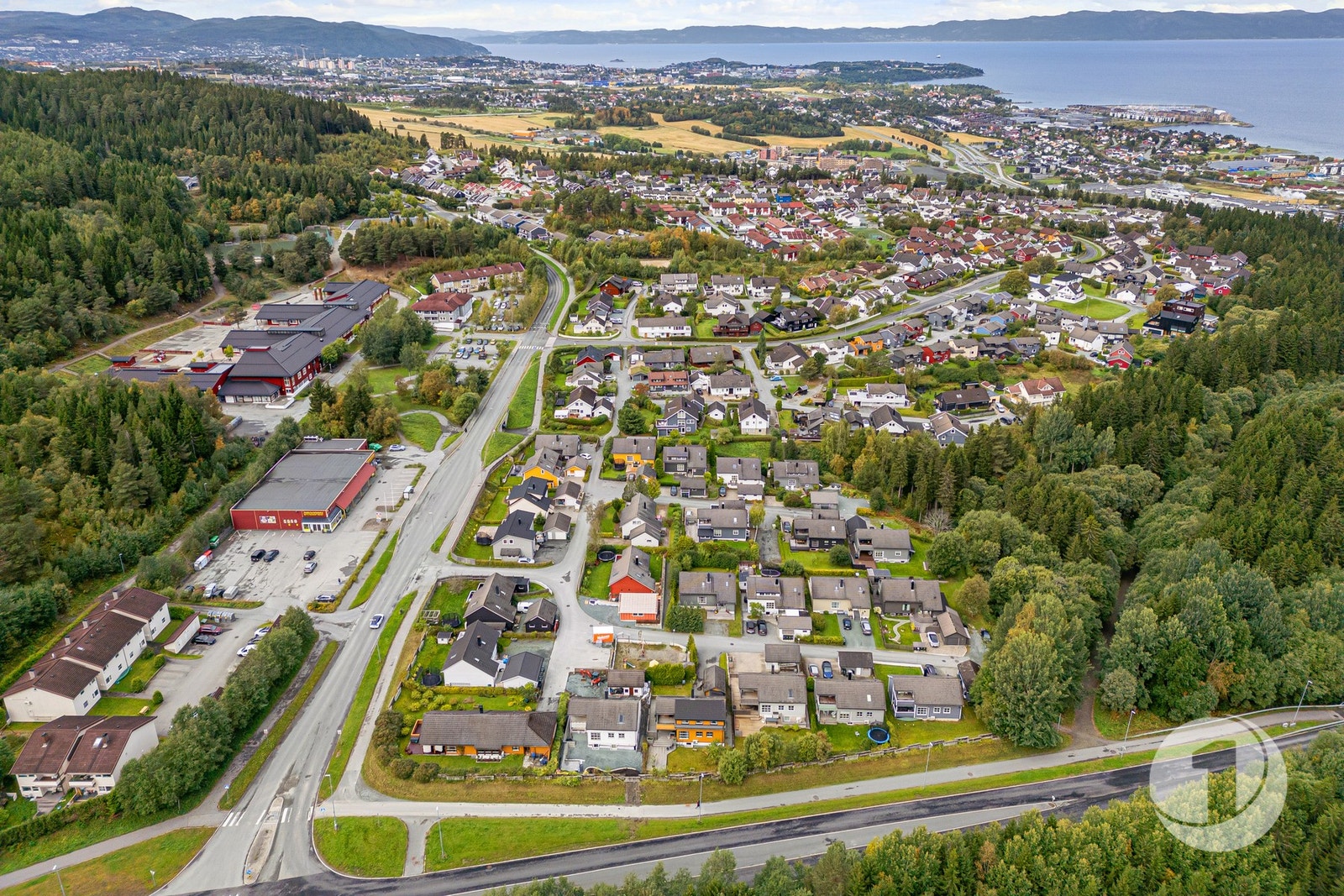 Markaplassen er et populært boområde for barnefamilier med kort vei til butikk, idrettshall, lekeplasser, fotballbane, volleyballbane og bussholdeplass. Galleribilde