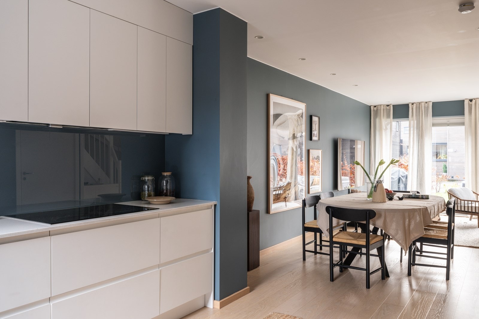 Det er sosial og åpen planløsning mellom kjøkken, spisestue og stuen. Galleribilde