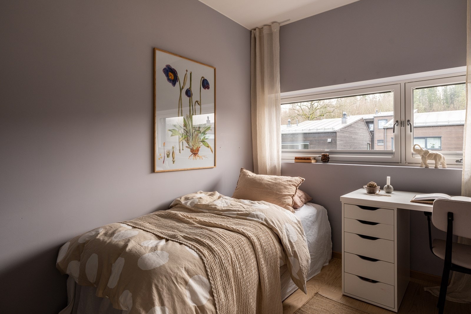 Her er det god plass til både seng og skrivebord, og rommenes utforming gir fleksible innredningsmuligheter tilpasset ulike behov og livsfaser. Galleribilde