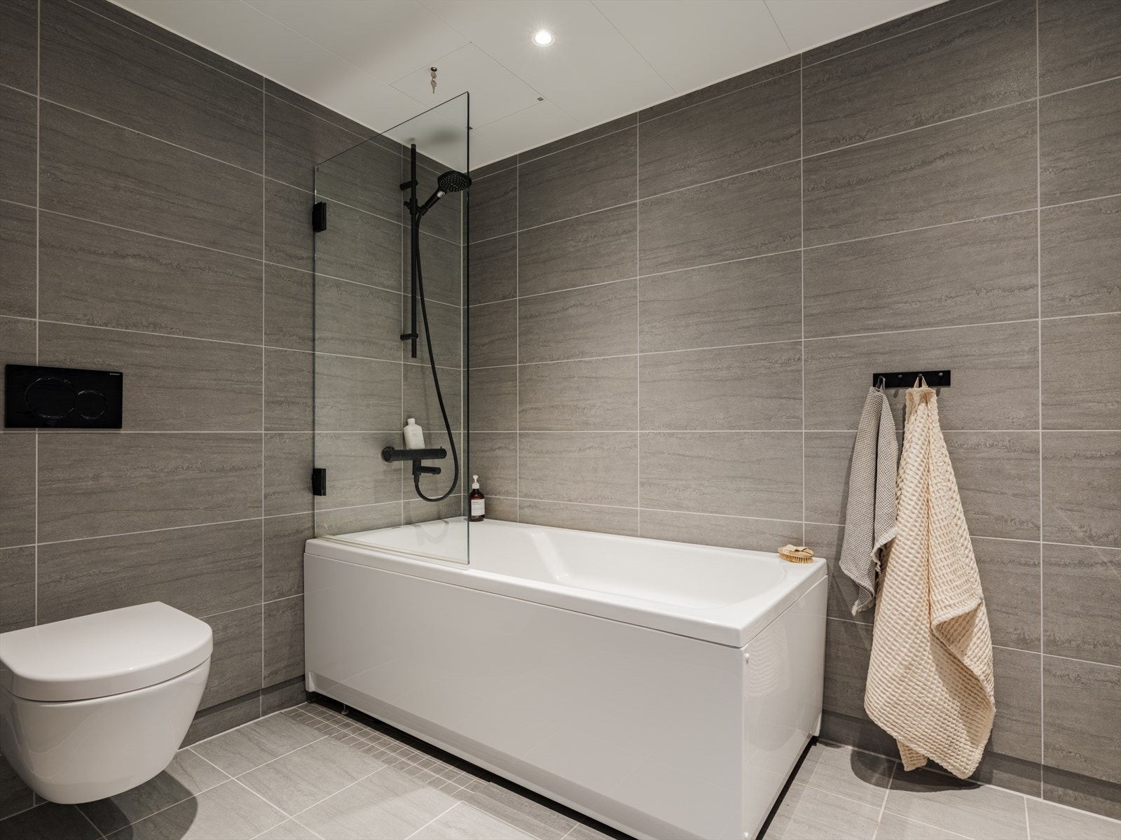 I 2. etasje, i tilknytning til tre av soverommene, finner vi boligens andre bad. Det er badekar, vegghengt toalett og servantinnredning med gode oppbevaringsmuligheter. Galleribilde