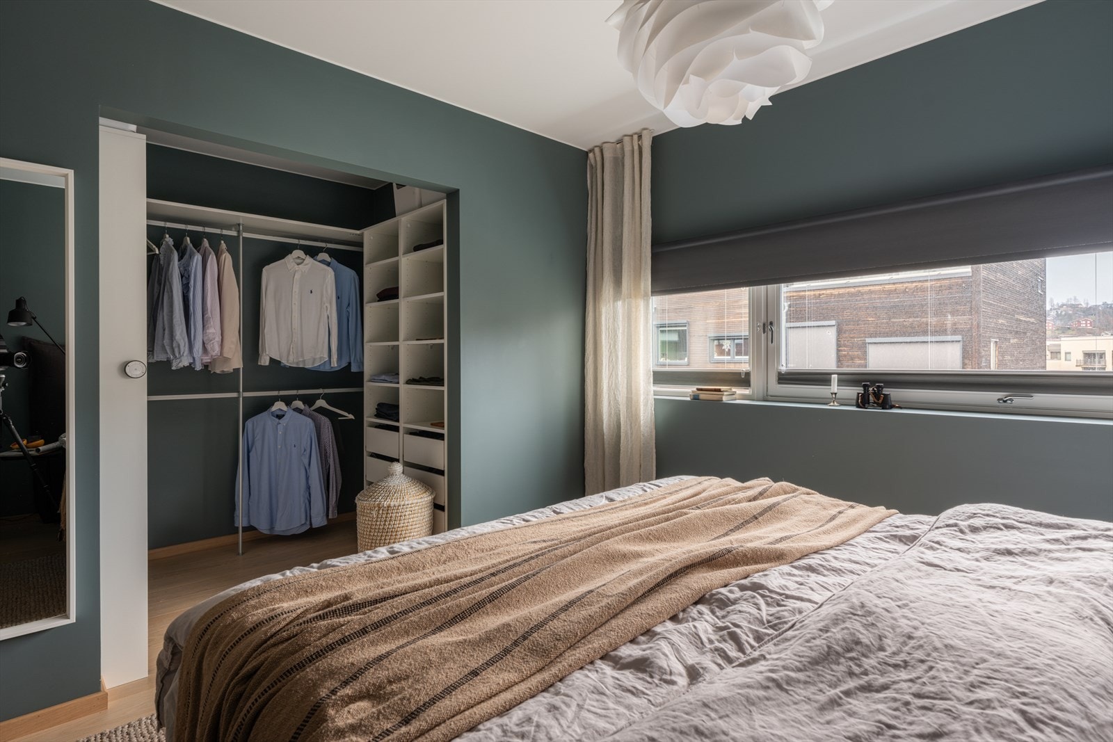 Hovedsoverommet har god plass til dobbeltseng og har direkte adkomst til egen garderobe, noe som gir en praktisk og ryddig løsning i hverdagen. Galleribilde