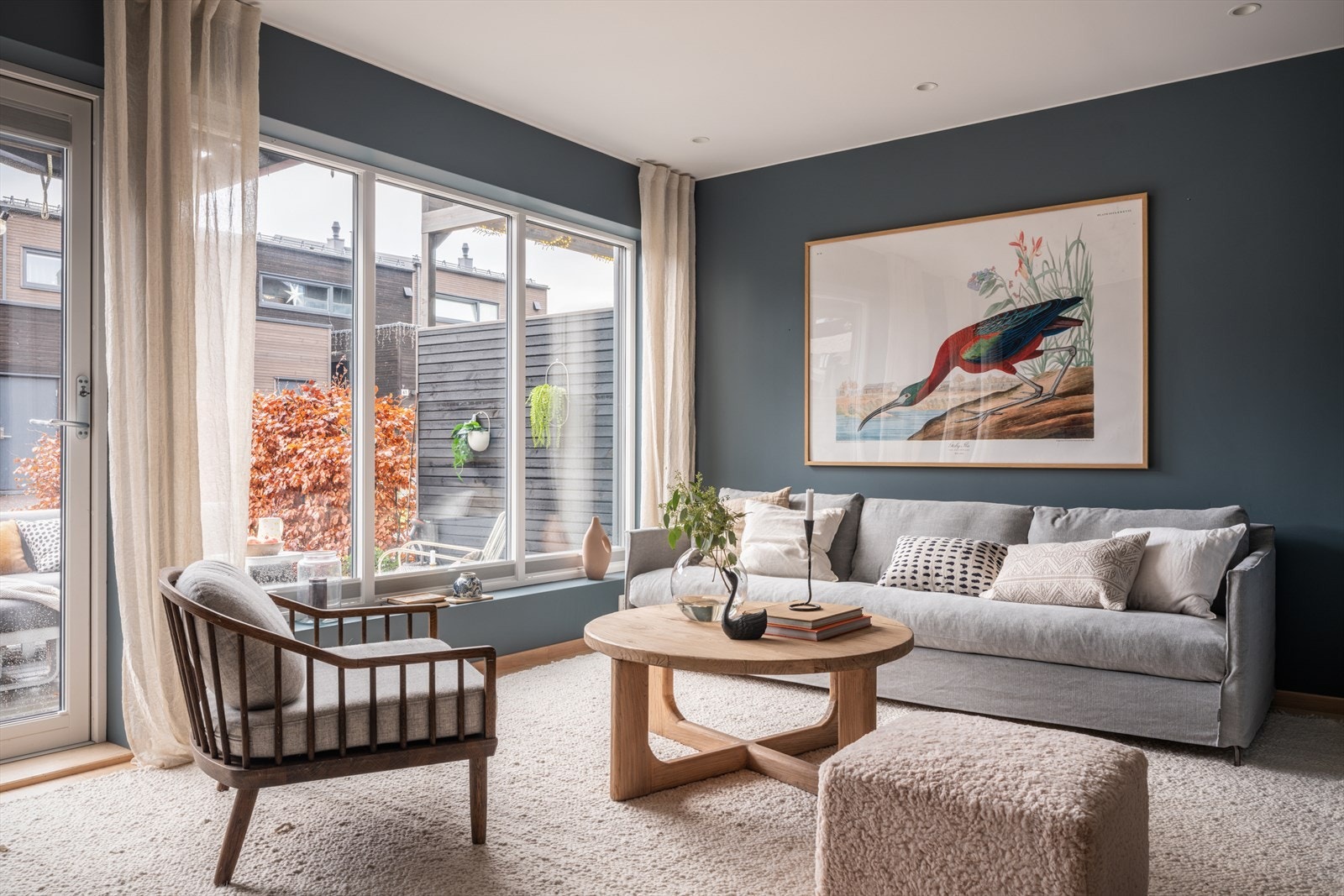 Stuen har en naturlig soneinndeling med god plass til sofagruppe foran store vindusflater som gir rikelig med lysinnslipp. Galleribilde