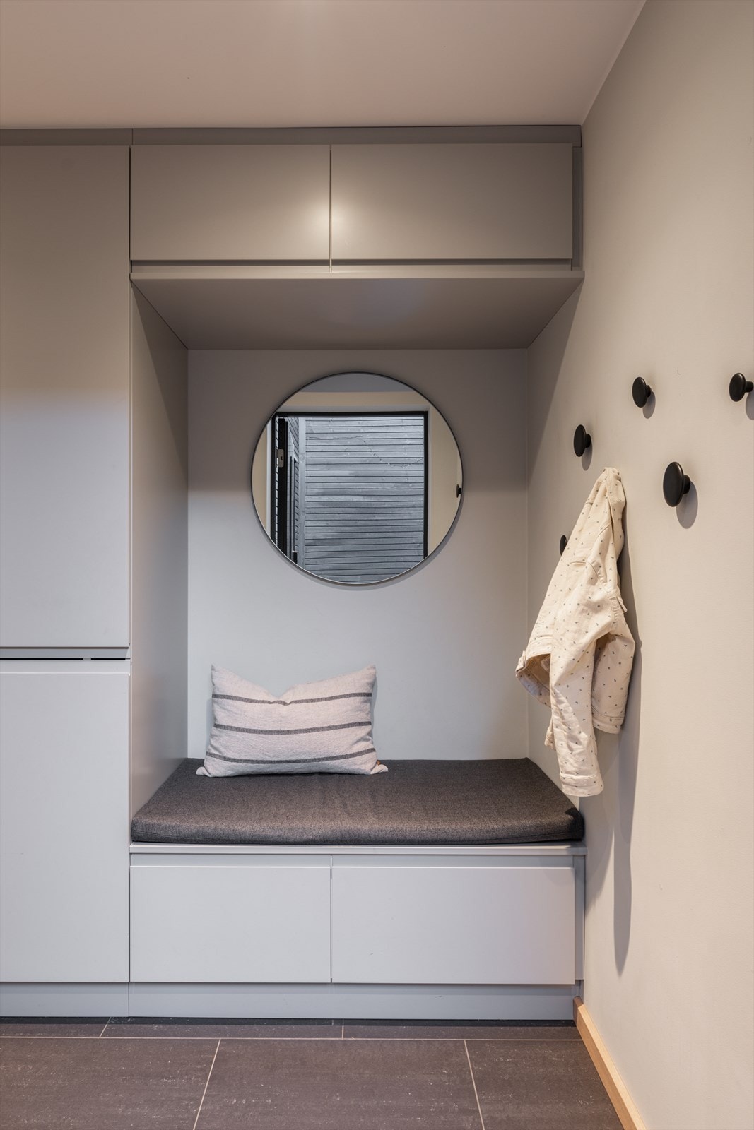 Velkommen inn i et funksjonelt familiehjem med moderne fargevalg og generøse oppholdsrom. Galleribilde