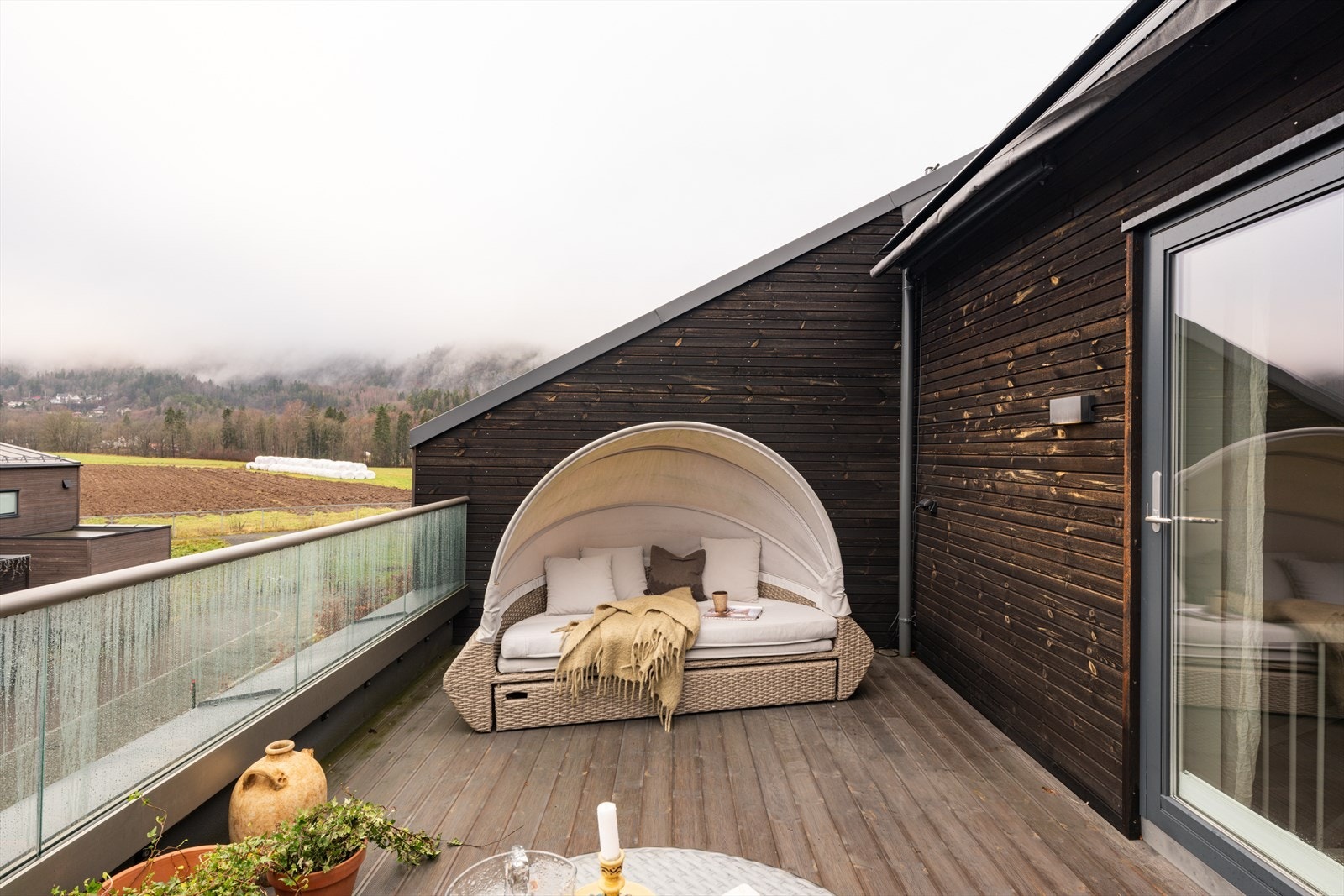 Her er det montert markise som skjermer for solen på varme dager. Galleribilde