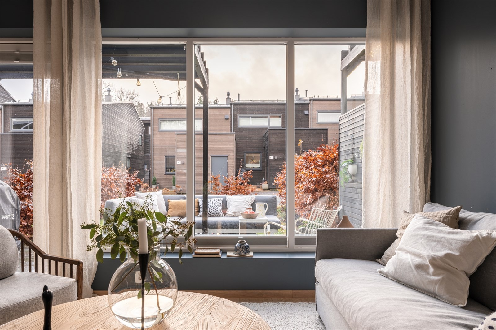 Store vinduer gjør at rommet oppleves lyst. Galleribilde