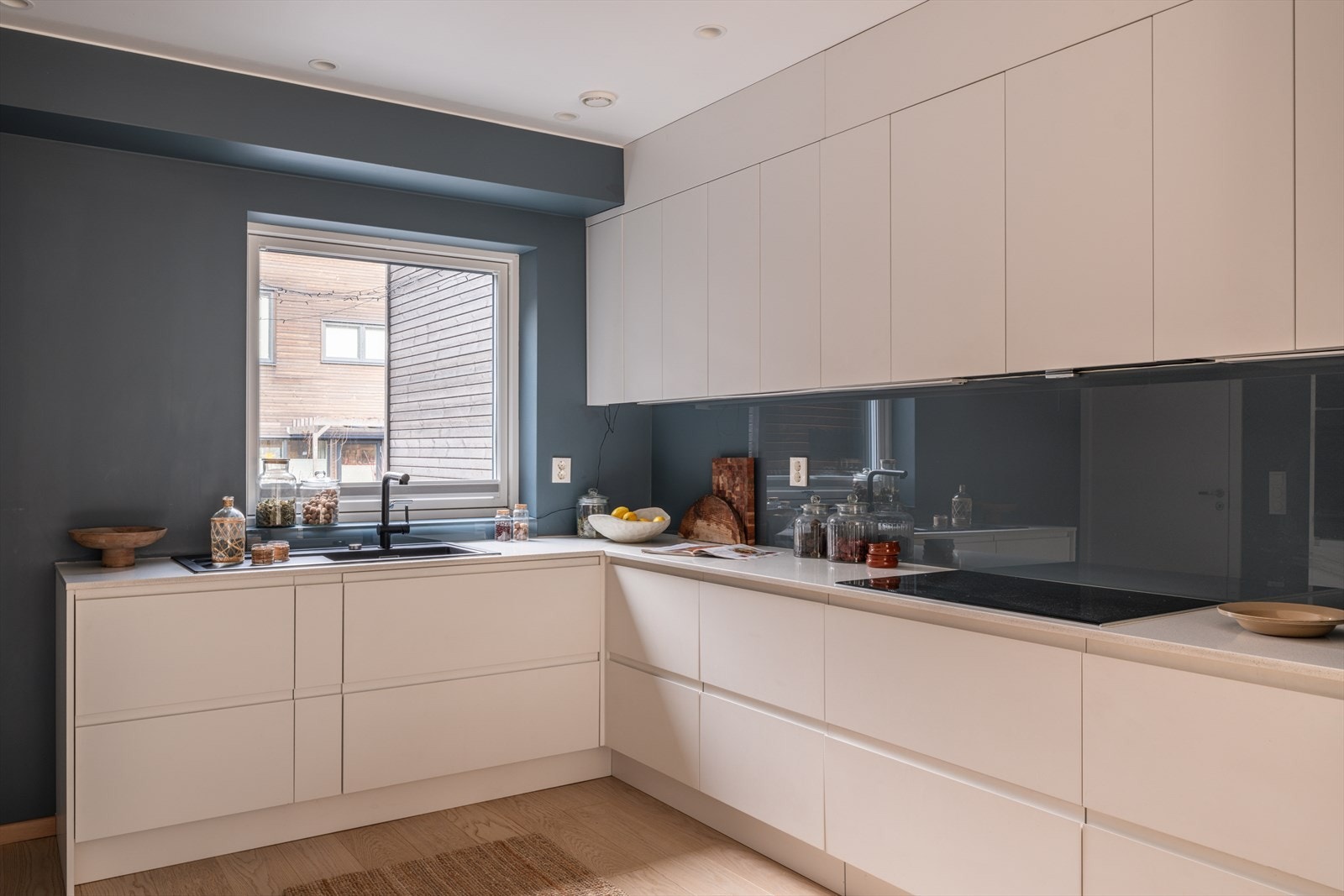 Det er belysning under overskap som gir godt arbeidslys, og kjøkkenet har mekanisk avtrekk via balansert ventilasjonsanlegg. Galleribilde