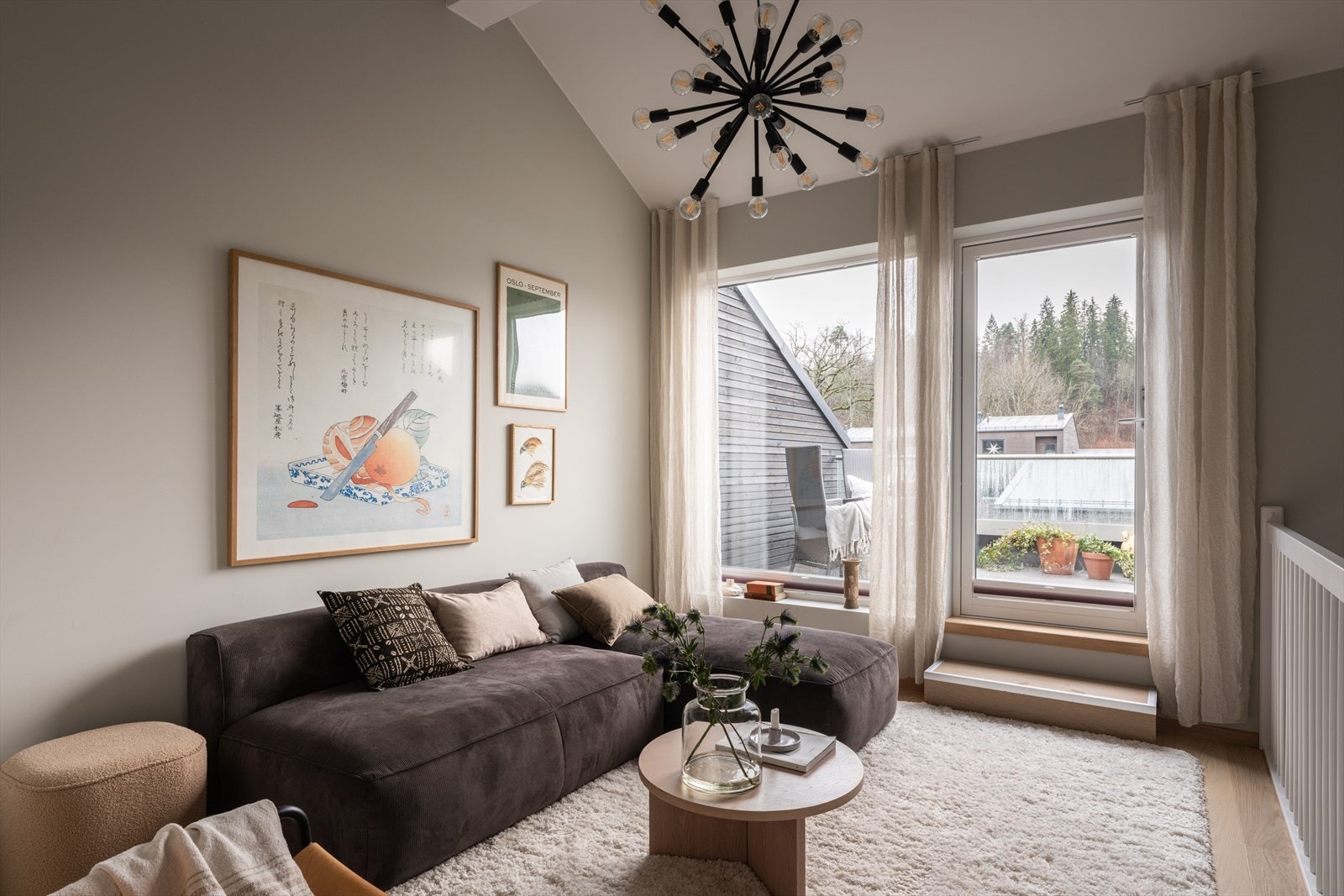 Dette gir rommet en ekstra romfølelse og mange innredningsmuligheter. Stuen egner seg utmerket som TV-stue, ungdomsavdeling eller som et lekerom for barna. Galleribilde