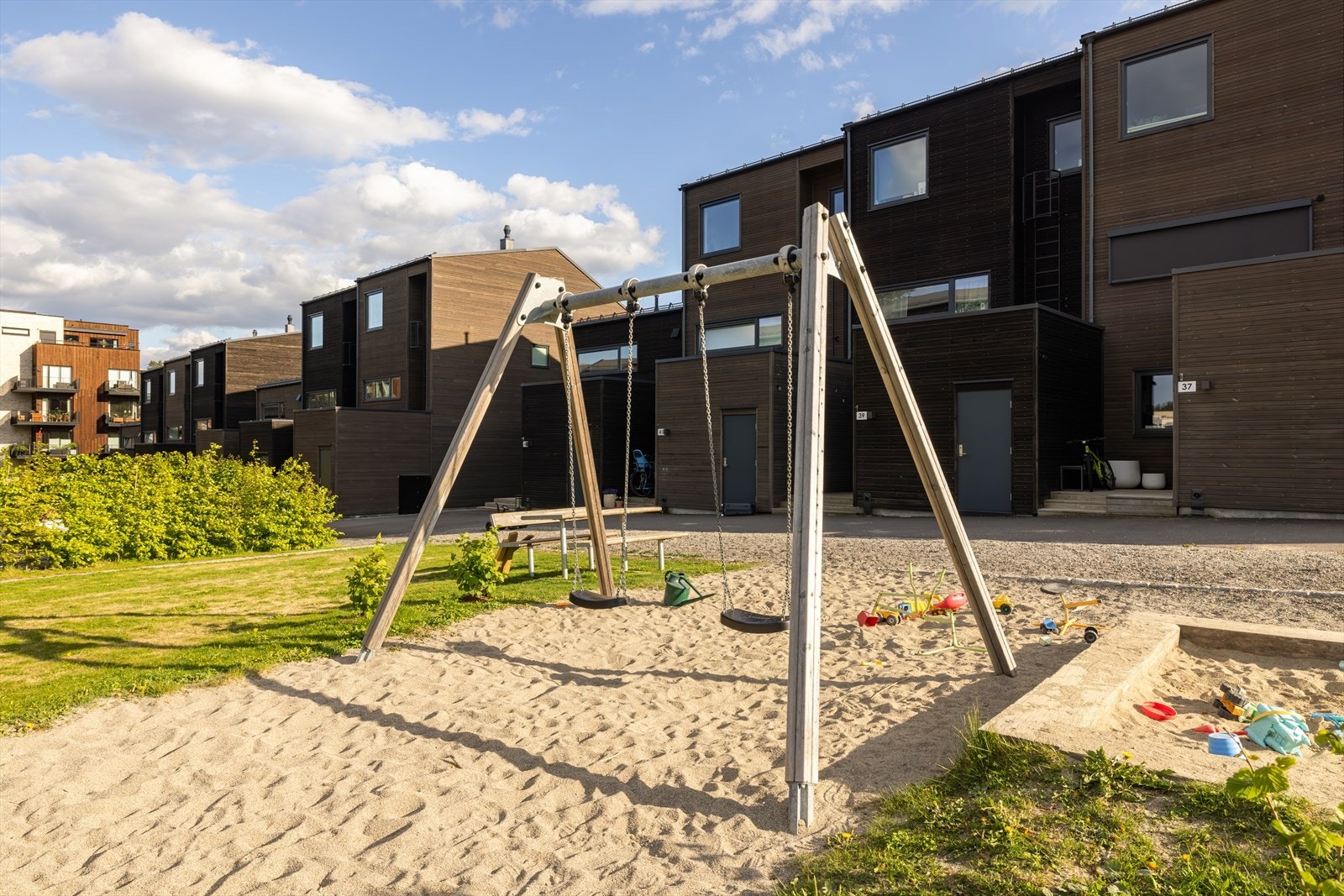 På feltet er det flere lekeplasser til barna. Galleribilde