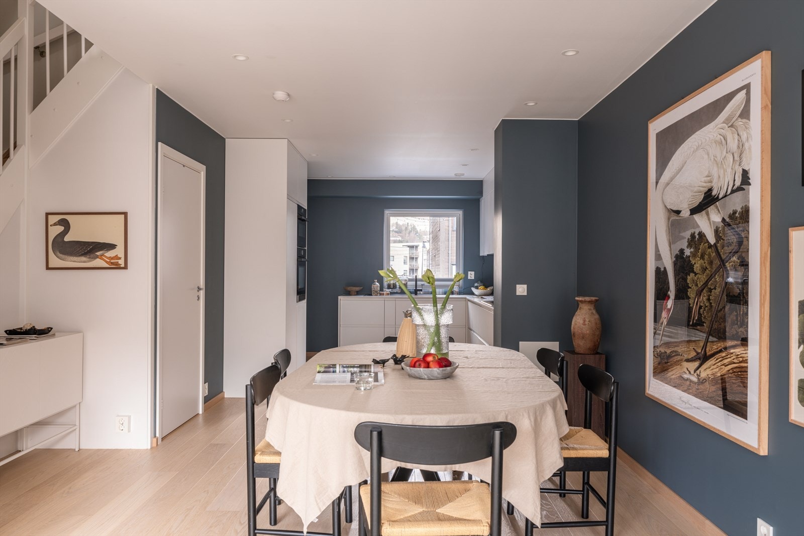 I himlingen er det montert downlights som gir rommet god belysning. Galleribilde