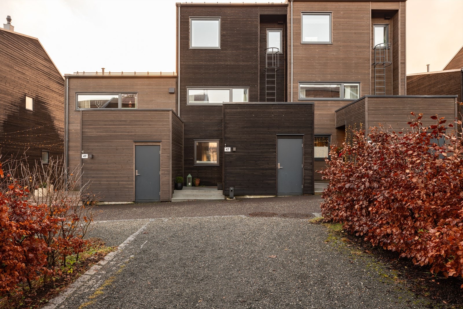 Ytterdøren er overbygd og godt skjermet, og ved inngangen er det en sportsbod for praktisk lagring utendørs. Galleribilde