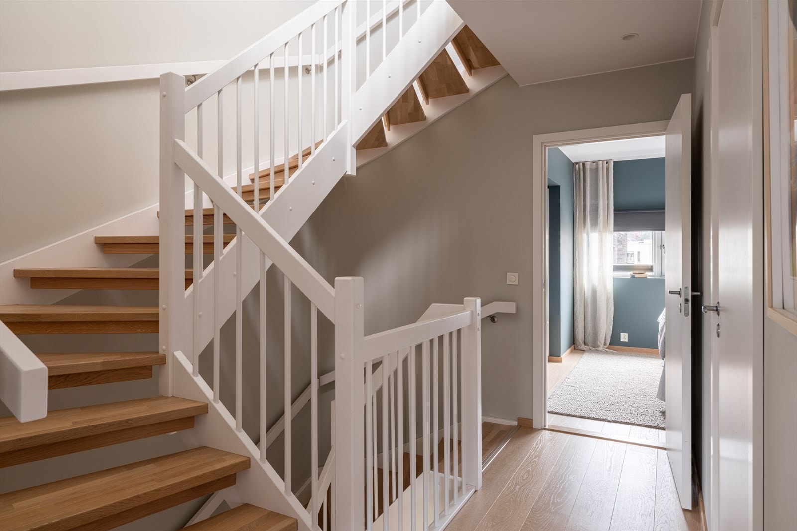 Boligen byr på totalt fire soverom med en familievennlig planløsning, hvor tre av soverommene er samlet i 2. etasje og ett ligger i 3. etasje. Galleribilde