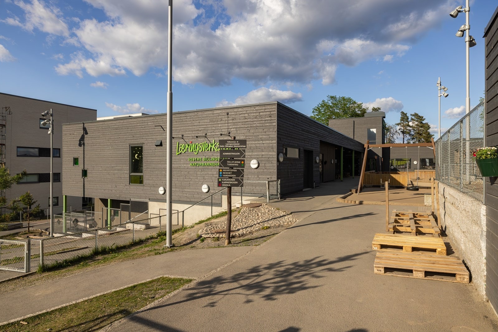 Barnefamilier vil sette pris på førsteprioritet til barnehage i nærområdet, samt rolige omgivelser med begrenset biltrafikk. Galleribilde